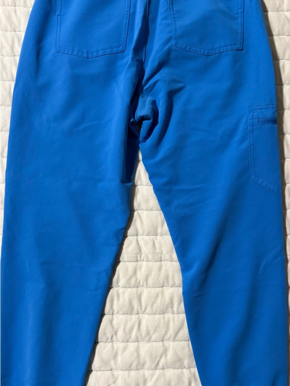 FIGS Scrub Top & Jogger Set - Picture 3 of 6